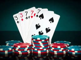 Pemain menikmati taruhan olahraga di perangkat mobile dengan layar sport bet